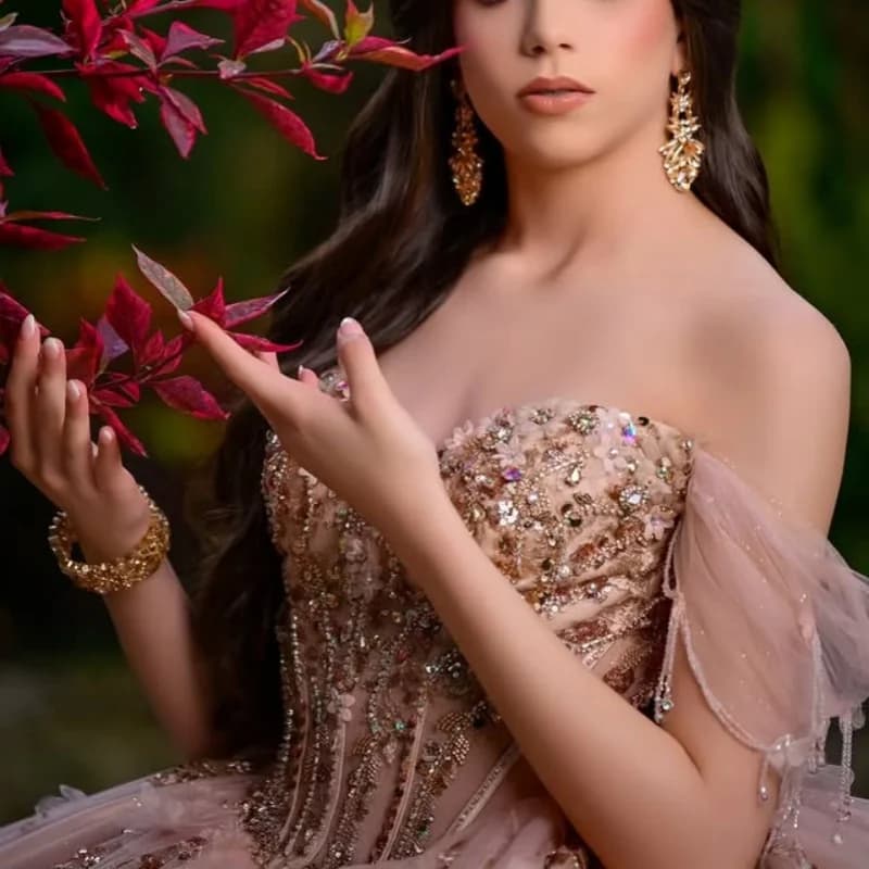 Abiti Quinceanera champagne personalizzati con spalle scoperte applique in cristallo con paillettes Fiocco Coda lunga che borda Vestido 15 Quinceanera