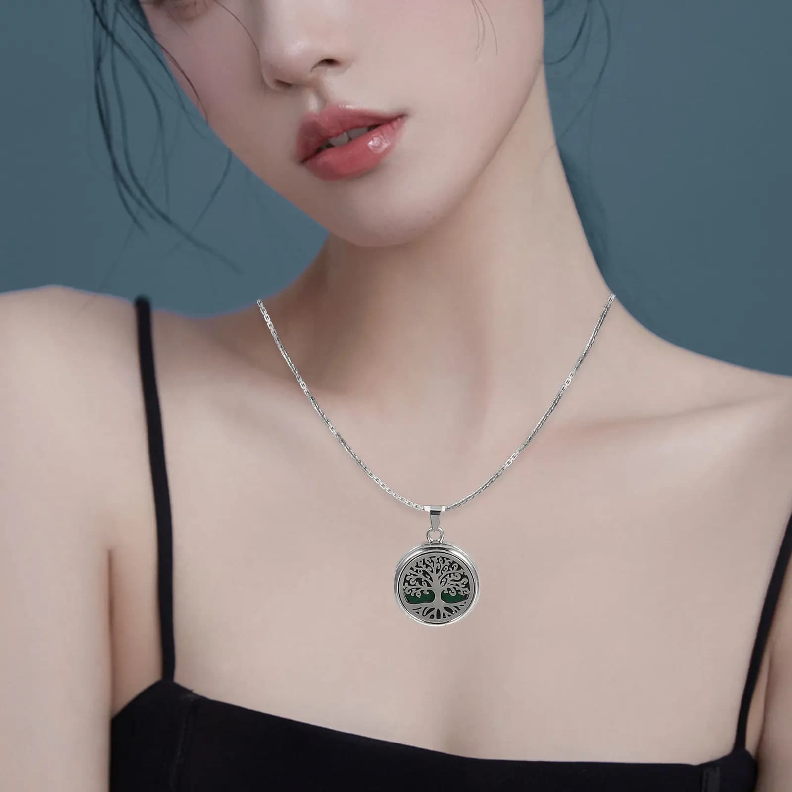 Set di 1 Collana con Ciondolo Diffusore a Forma di Albero in Acciaio Inossidabile per Oli Essenziali, Yoga e Relax, con Catena Regolabile