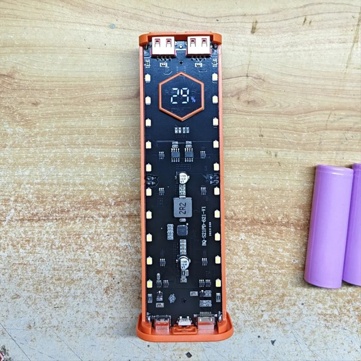 Persevering- Scatola di immagazzinaggio batteria 21700 Scatola banca di potere fai-da-te a 4 slot per caricabatterie 21700 Doppia uscita USB Ingresso TypeC Nero