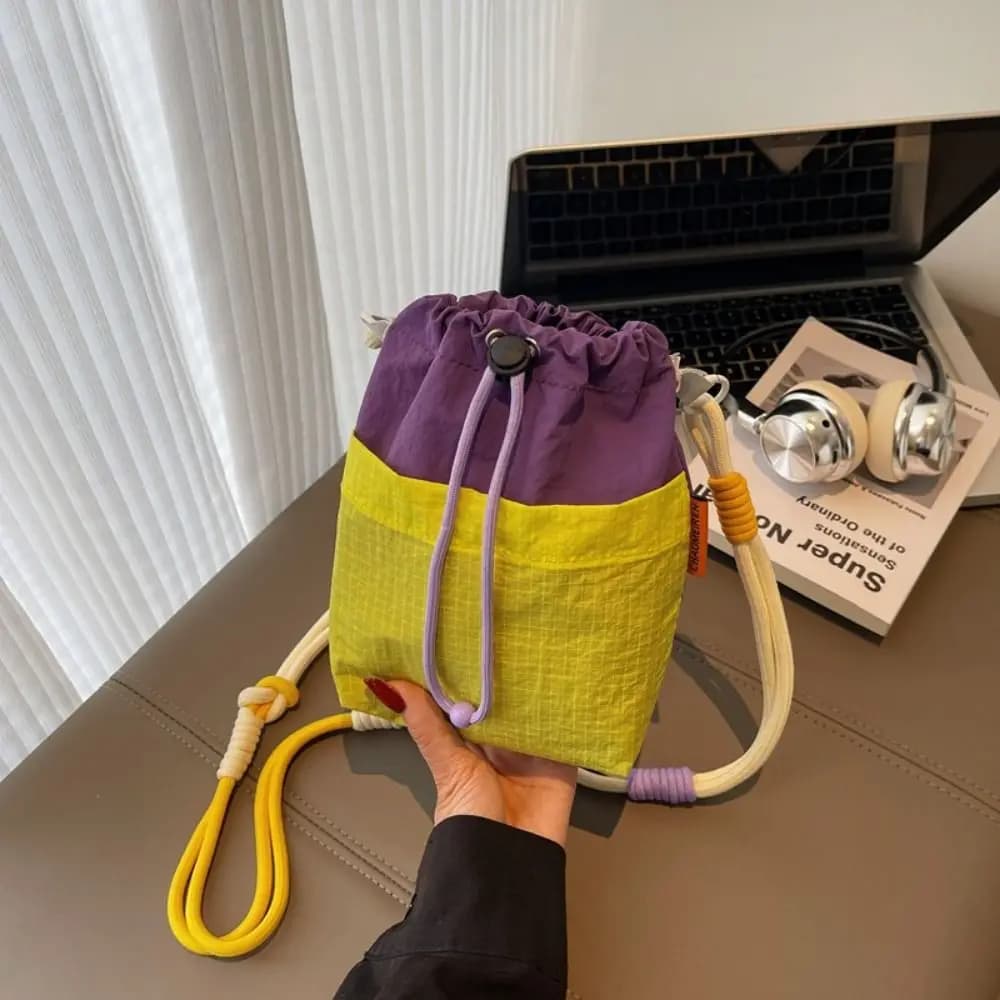 Tracolla Borsa a secchiello piccola con coulisse Porta bottiglia d'acqua in nylon ad asciugatura rapida con coulisse aperta sulla tasca frontale