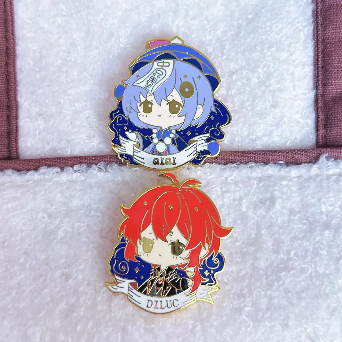 Badge in Metallo di Genshin Impact, Personaggi Qiqi e Diluc, Accessori per Zaino, Ornamento Cosplay Anime, Regalo di Halloween