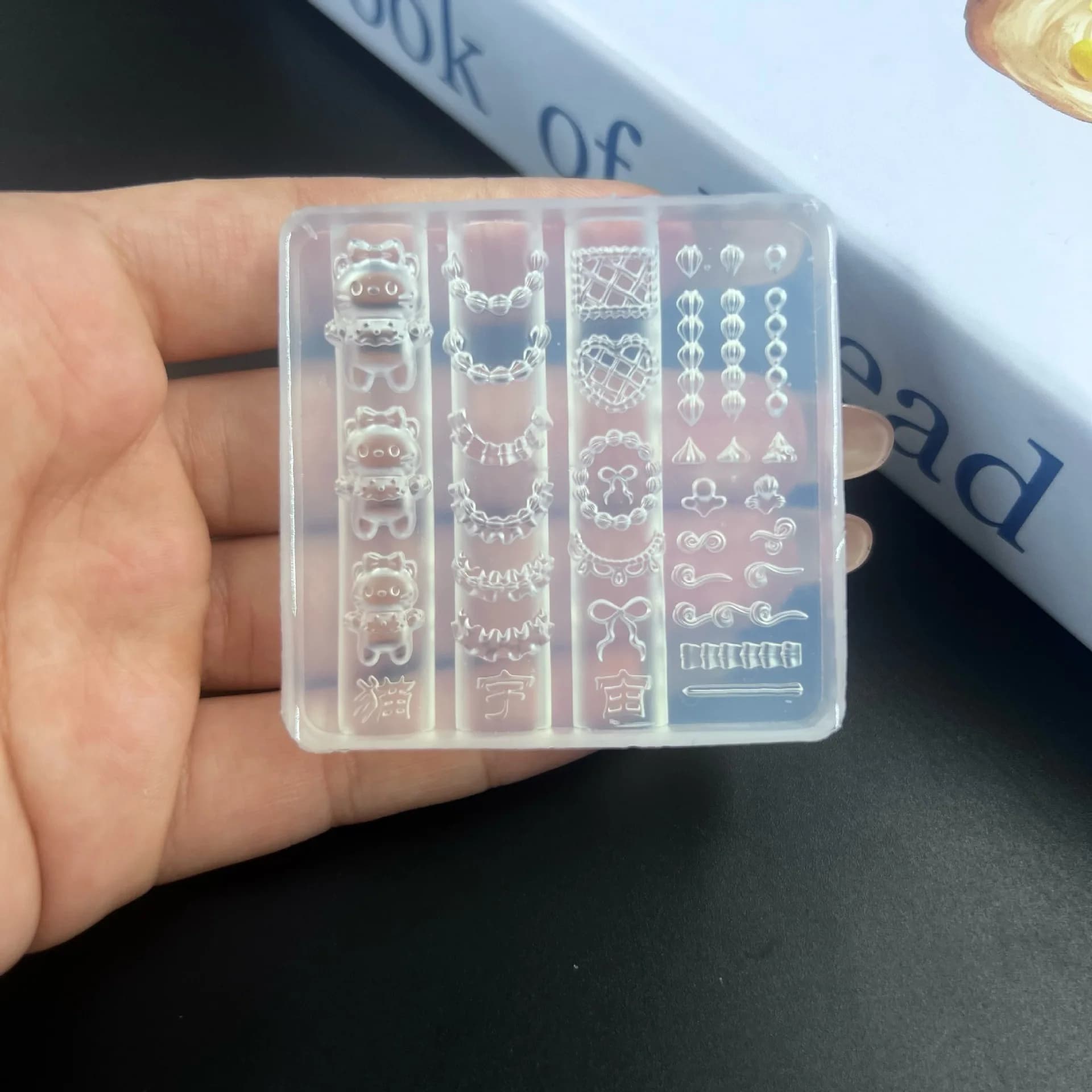 Stampi per Unghie Trasparenti con Fiocchi e Perline, Strumenti per Decorazione Unghie Fai-da-Te, Design per Manicure, Stampo in Silicone 3D per Farfalle e Fiori