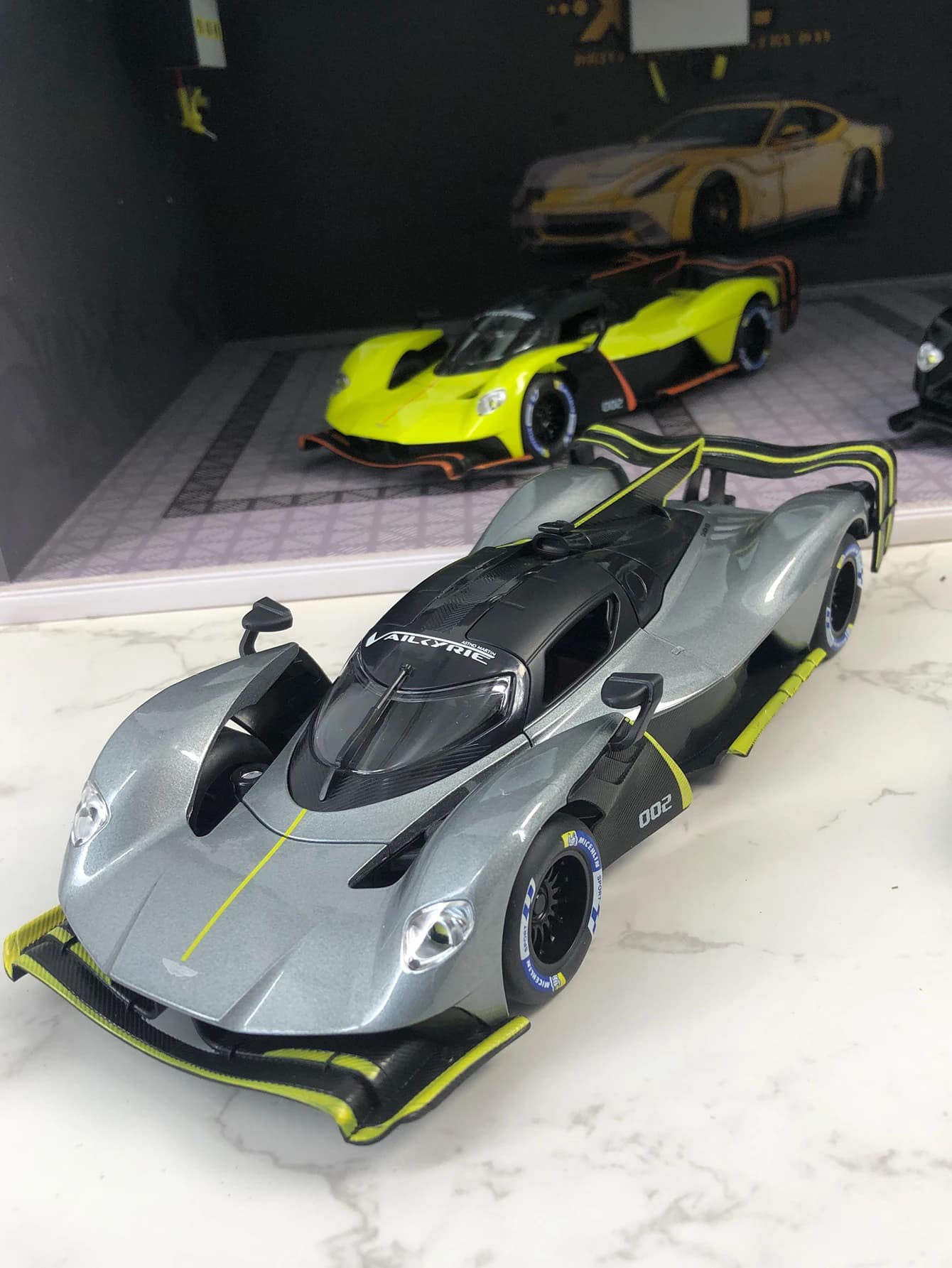 Modello di auto Valkyrie in lega di zinco di simulazione 1: 24, ornamento statico, auto regalo da collezione in metallo