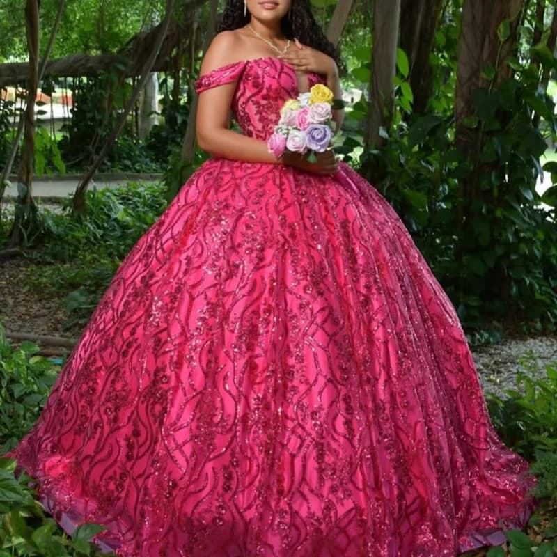 Abito Quinceanera rosa rosa lucido con spalle scoperte Decalcomania in pizzo Coda lunga abiti da 15 Quinceanera Personalizza