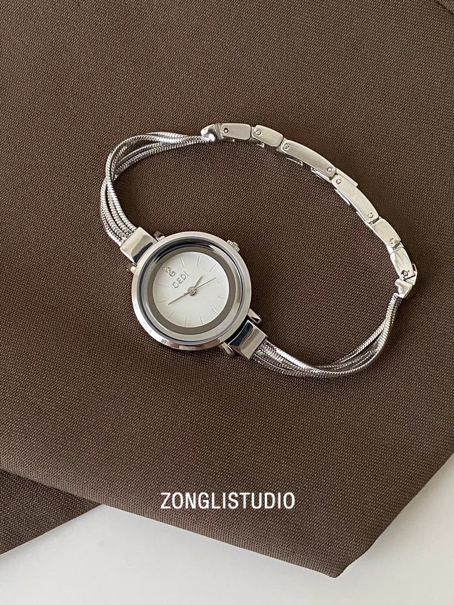Nuovo squisito orologio da donna con quadrante rotondo, orologio da polso al quarzo elegante e semplice, adatto alle donne da indossare e come regalo.