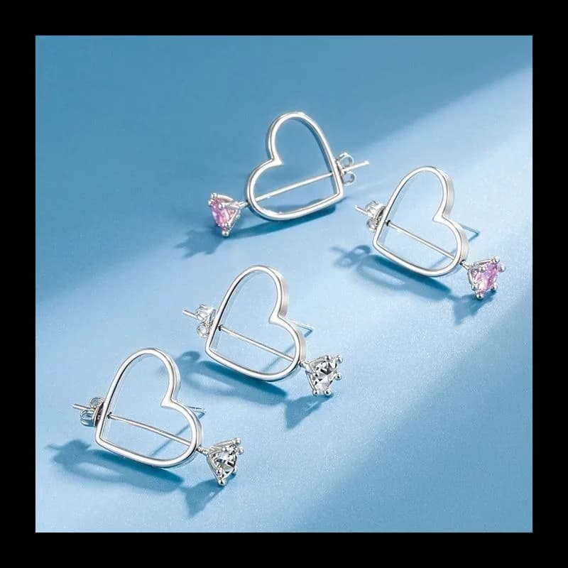 Versione coreana della moda Cupido Una freccia attraverso il cuore Orecchini a bottone, temperamento di fascia alta Hollow Love Zircon Sweet