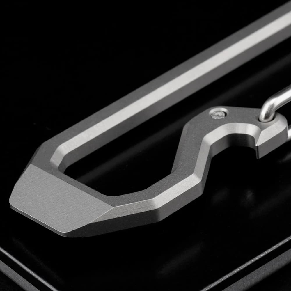 Titanium Alloy Keychain Crowbar Quick Hook Mount Hiking Hook For Men Multi-functional Bottle Opener Portable Simple Car Keychain