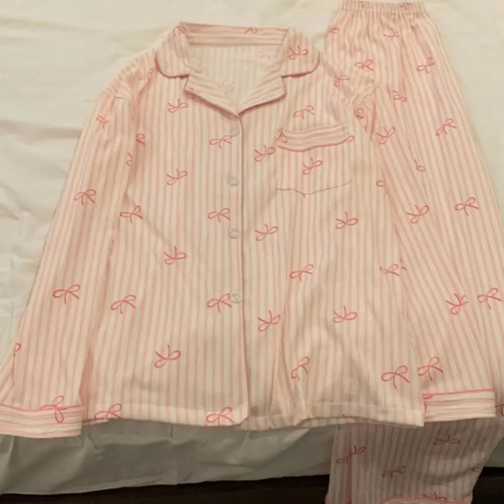 Pigiama con fiocco a righe Ins Set pigiama casual a maniche lunghe allentato Abbigliamento da casa Indumenti da notte in due pezzi stile coreano da donna