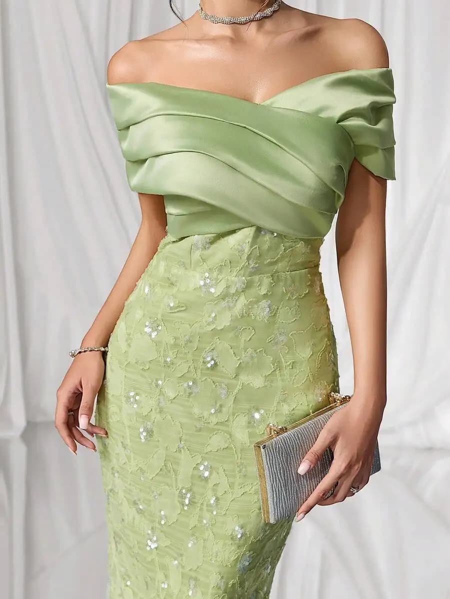 Elegante top in raso con spalle scoperte, gonna in jacquard floreale e decorazioni di paillettes
