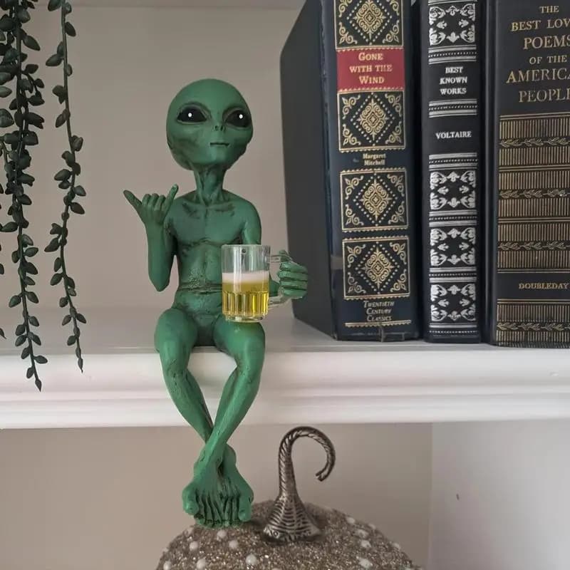 Statua per bere birra dal design alieno, interessante decorazione spaziale, statua aliena con tazza di birra, regalo ideale per i fan di fantascienza