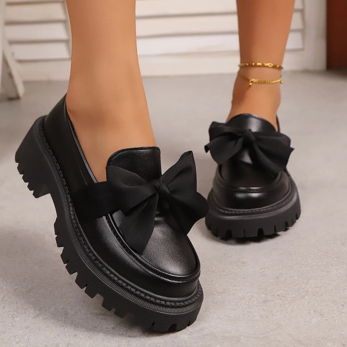 Women's shoes 2025 new big women's shoes with flat leather bottom British style moccasins with black bow