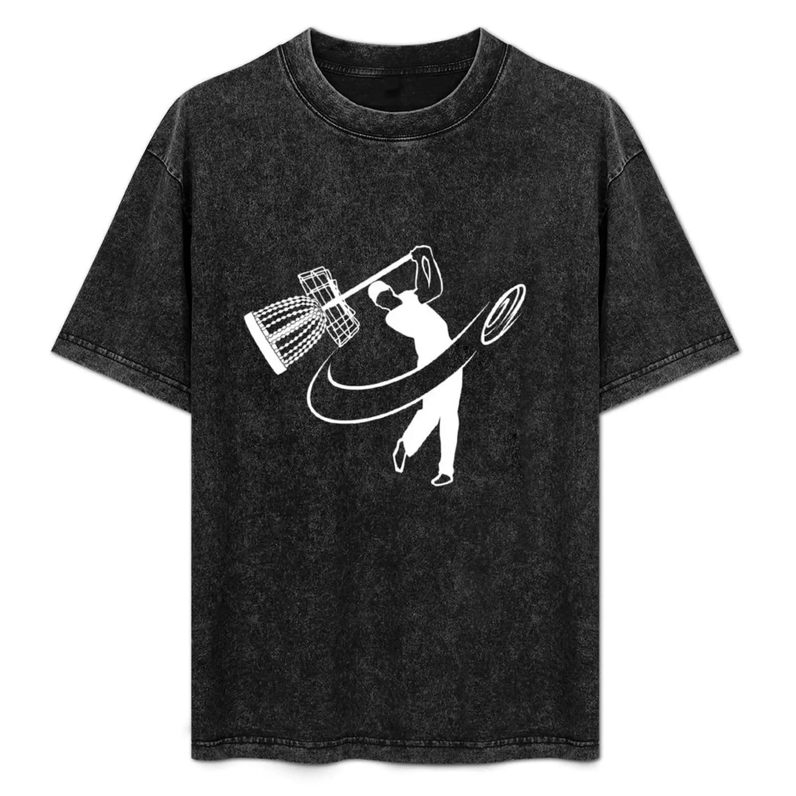 Divertente maglietta con stampa di un giocatore di disc golf che fa oscillare un cestino come un mazza da golf. T-shirt essenziale in tinta unita.