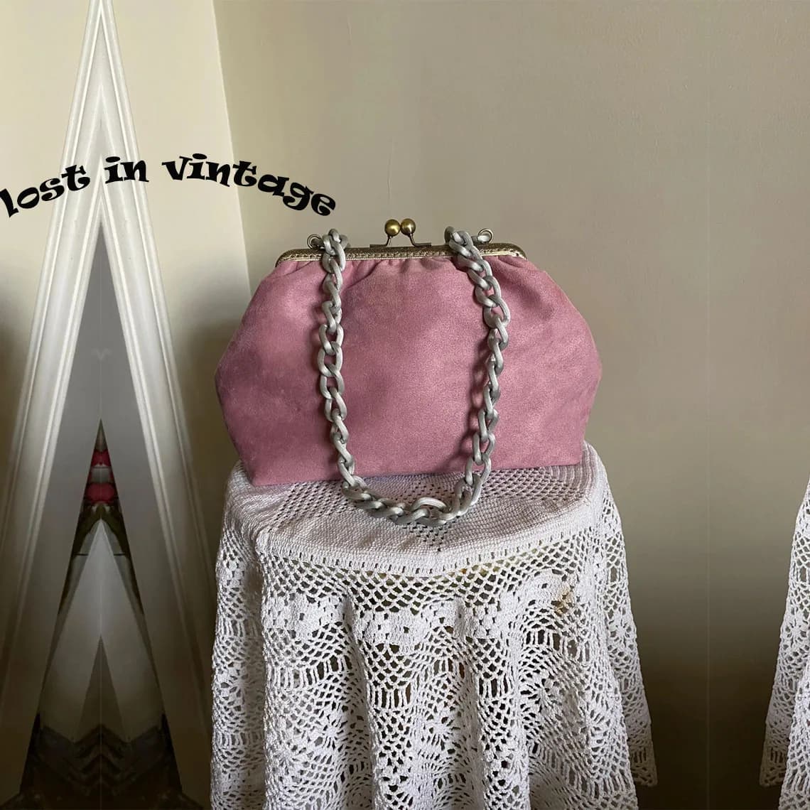 Lost in Vintage Softness Velvet Bag Featuring a Robust Metal Frame Bronze Lock with Gold Chain Handle 30x10x23cm Clutch Bags