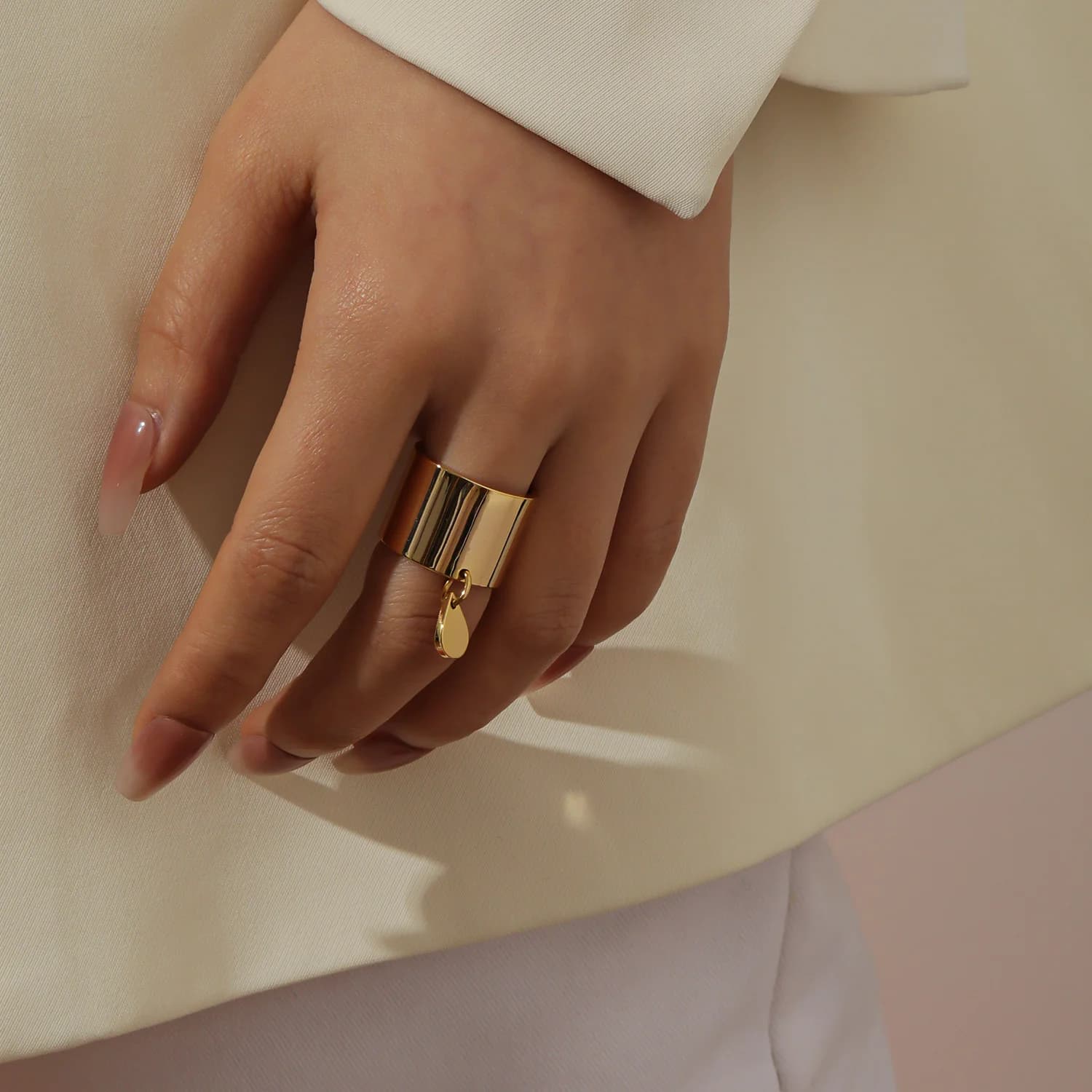Anello con ciondolo a forma di lacrima con fede nuziale incisa su set personalizzato per lui e per lei - Regalo di anniversario con nome/data inciso al laser in acciaio 304