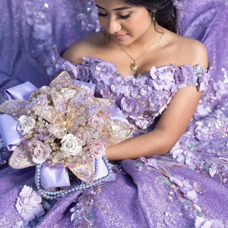 Abito Quinceanera viola lucido Decalcomania glitter di cristallo Fiore 3D Pizzo Coda lunga Abiti da 15 Quinceanera Personalizza