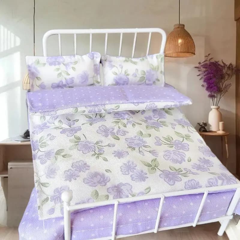 Toy bedroom decoration: bed, quilt, sheet and pillow for doll house 1/12