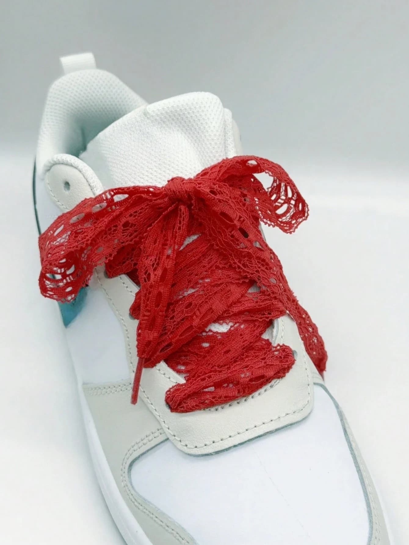 Lacci rossi in pizzo piatti e traforati per sneakers, scarpe in tela e in pelle