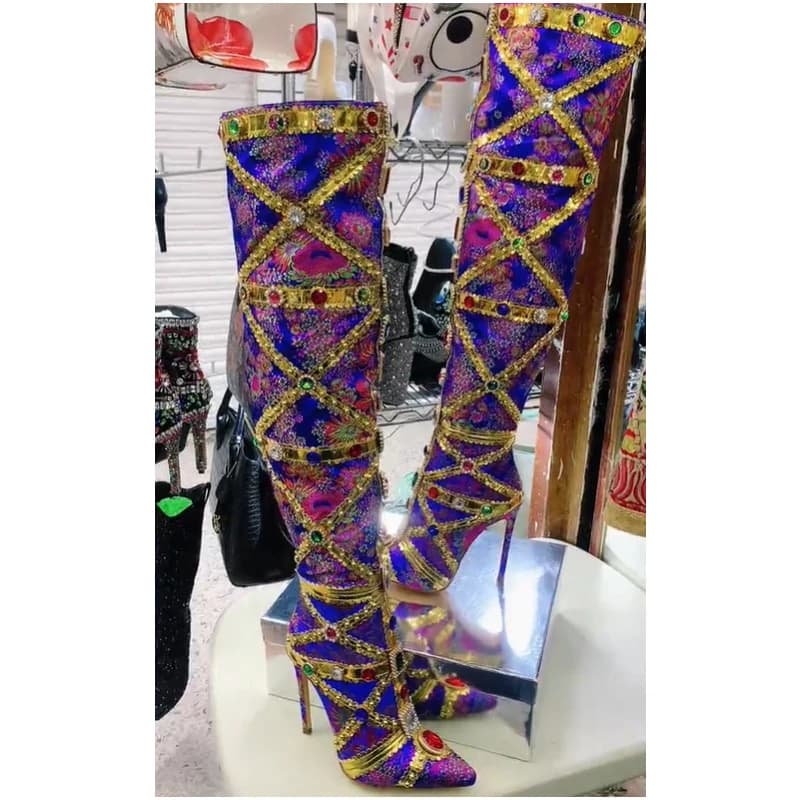 Stivali al ginocchio con punta a stiletto e bordo dorato, con gemme multicolori, modello 2026, scarpe alla moda per feste e matrimoni
