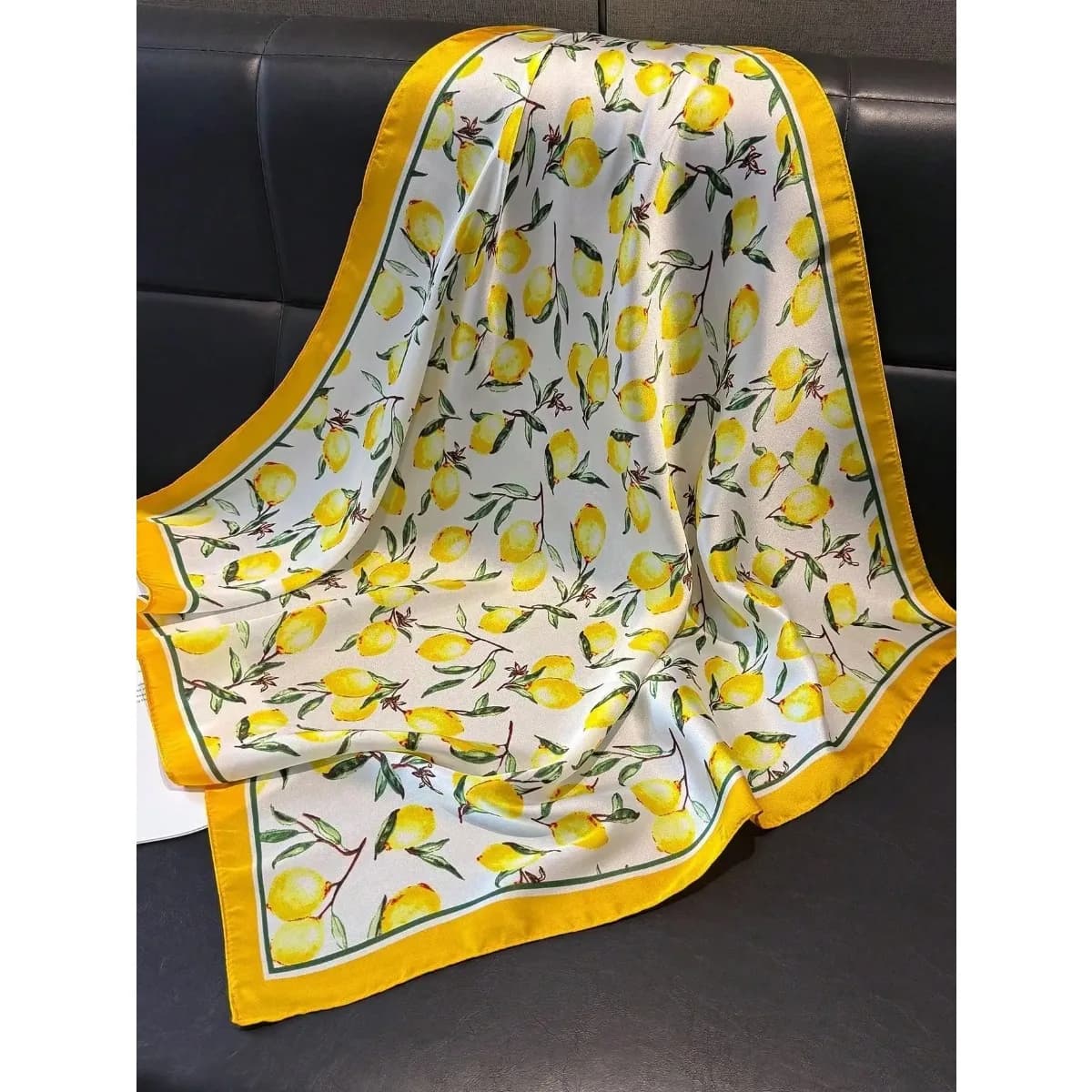 Sciarpa Quadrata in Seta Sintetica da 70 cm, Leggera e Stampata, Accessorio Moda Quotidiana per Donna