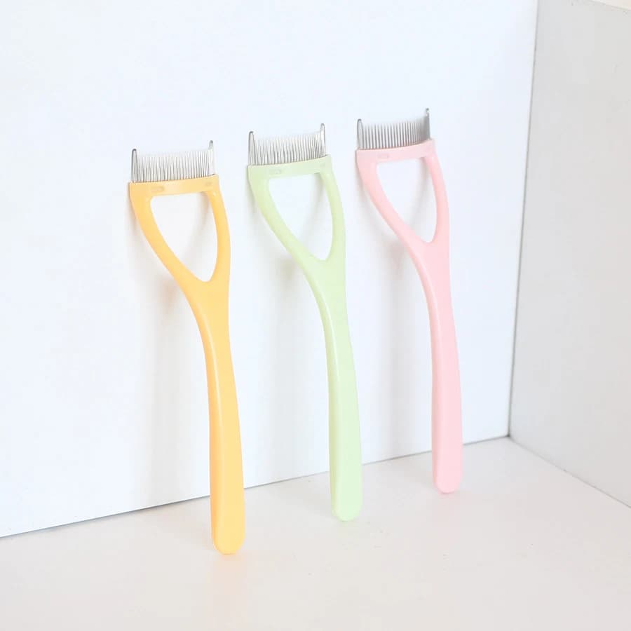 Pettine per ciglia ad ago in acciaio a forma di arco con copertura protettiva, creazione di ciglia chiaramente separate e lunghe e sottili.