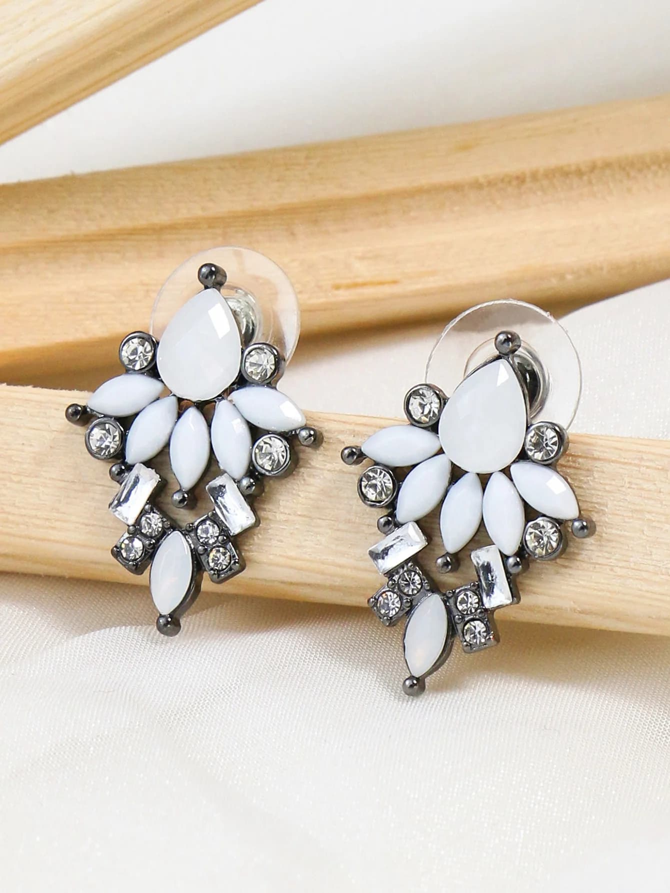 Bohemian style crystal bead flower white earrings for women's banquets, gatherings, daily wearable holiday gifts