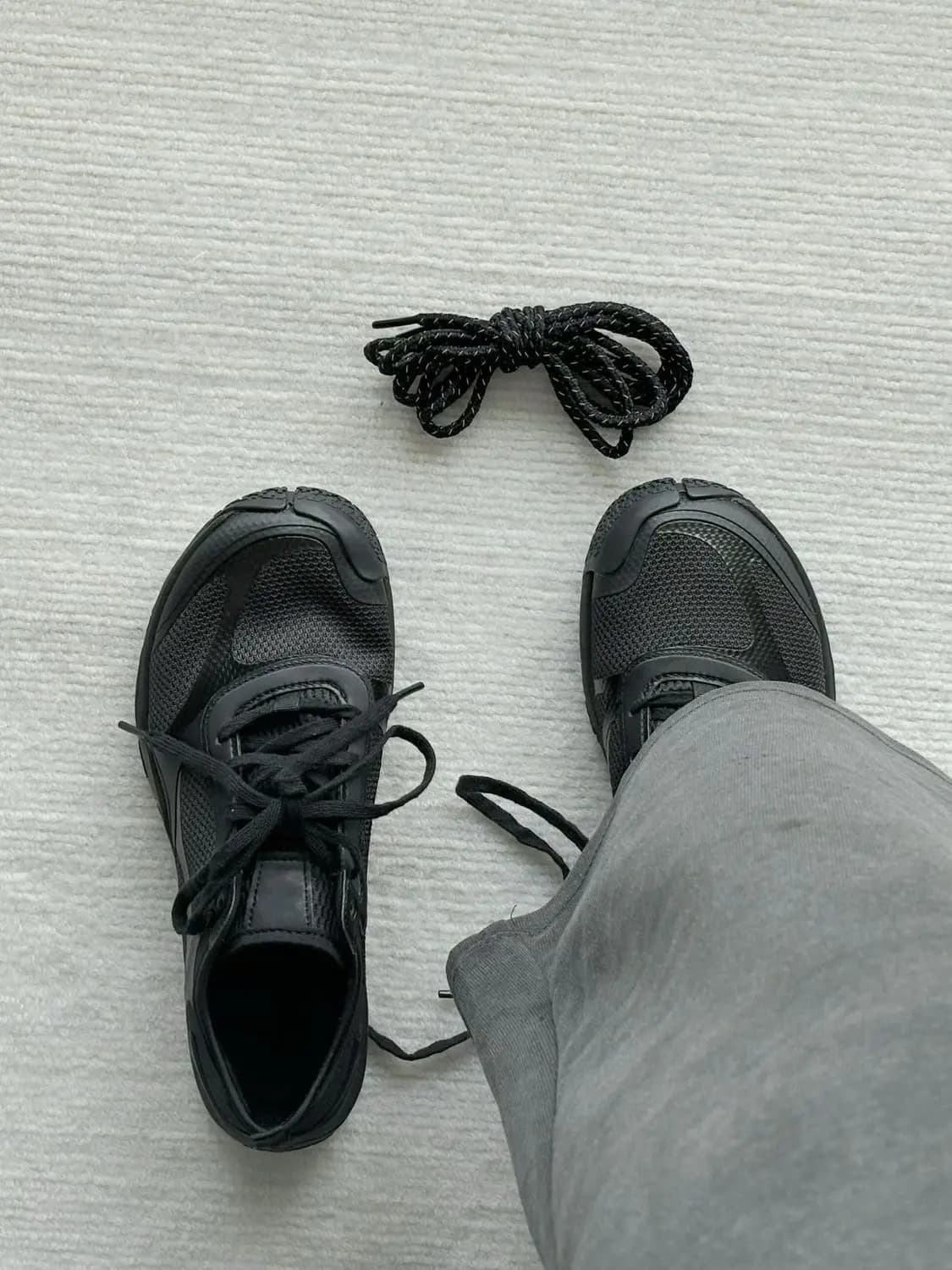 Trendy Thin Bottom Dequn Lace-Up Outdoor Hiking Shoes Comfortable Casual Mesh Sneakers for Men Breathable Commuting Shoes