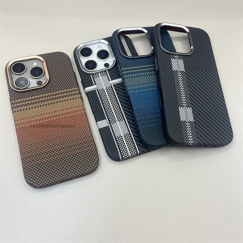 Custodia Magsafe in rilievo 3D in fibra di carbonio per iPhone 16 15 14 13 Pro Max Custodia magnetica con lente in metallo con ricarica wireless per iPhone 16 Pro