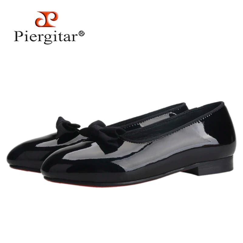 Piergitar 2025 Scarpe da ballo per bambini in pelle verniciata nera Mocassini per bambini con design a fiocco fatti a mano per feste e compleanni Suola rossa