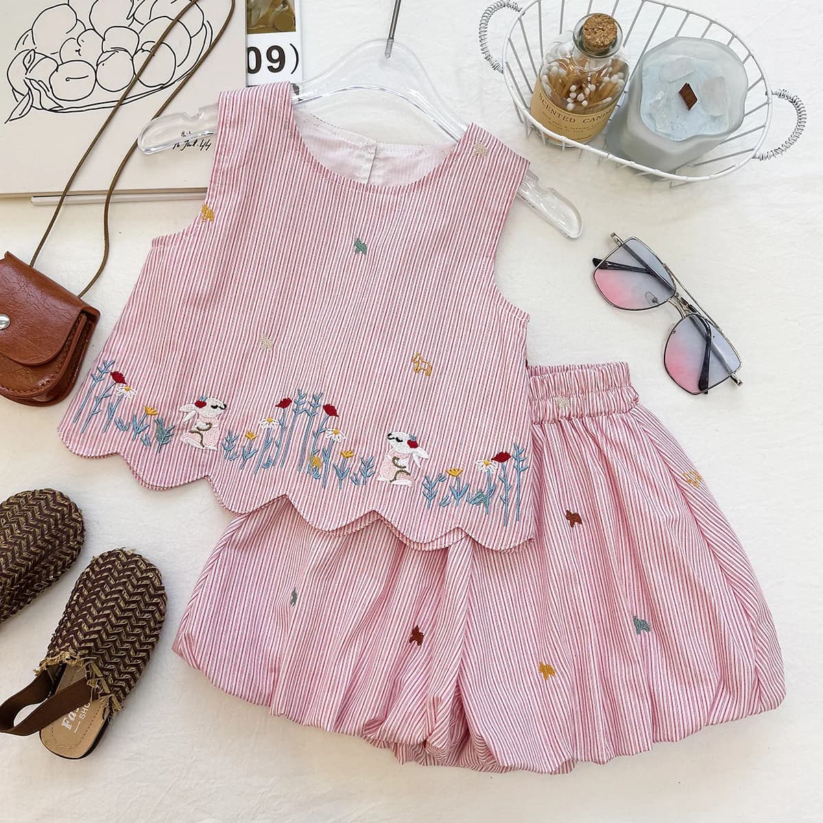 Completo estivo da bambina nuovo 2026: gilet ricamato con cartoni animati e pantaloncini a righe con fiorellini, set due pezzi alla moda