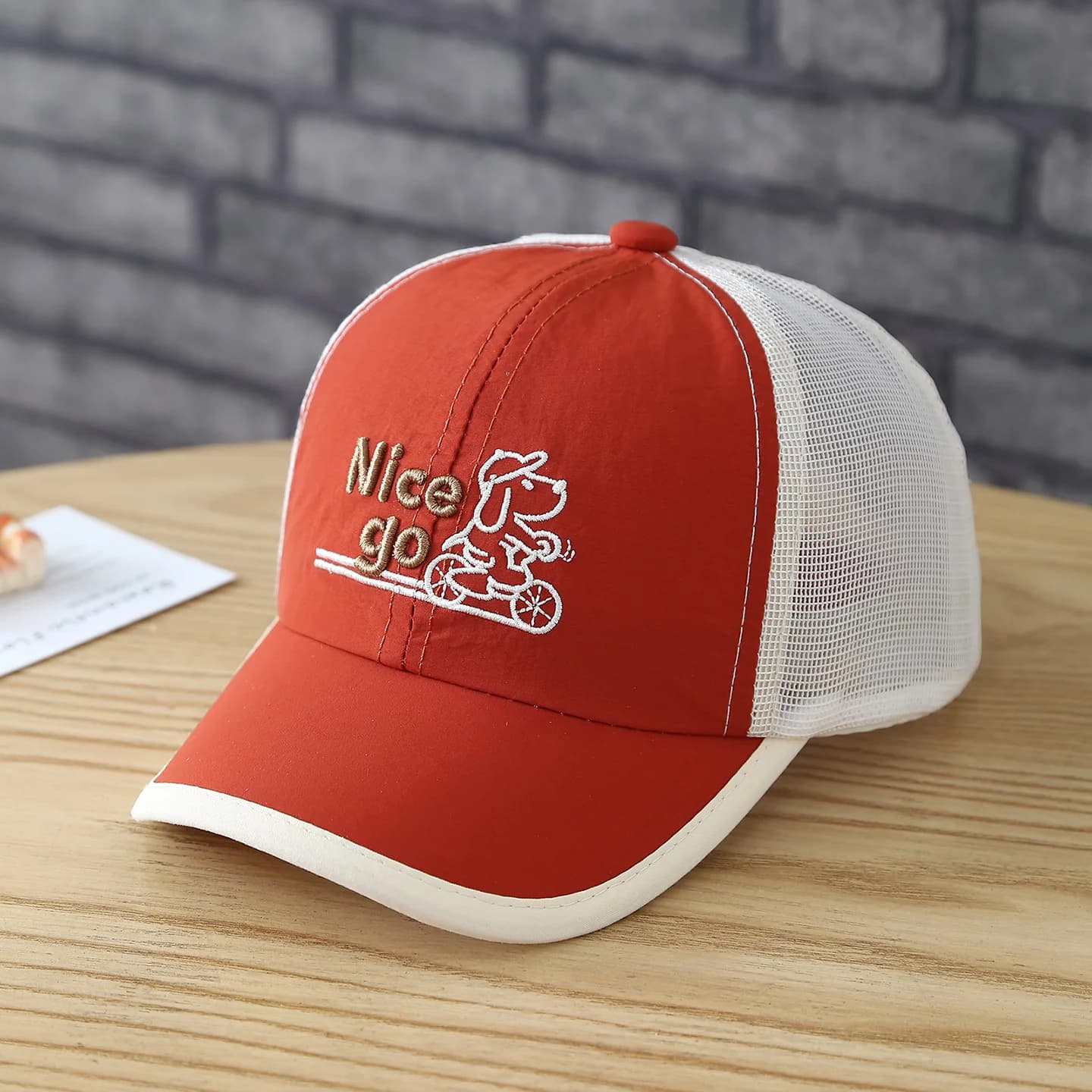 Cappellino da baseball estivo in rete ad asciugatura rapida con ricamo di un simpatico cane in bicicletta per bambini, cappello con protezione solare