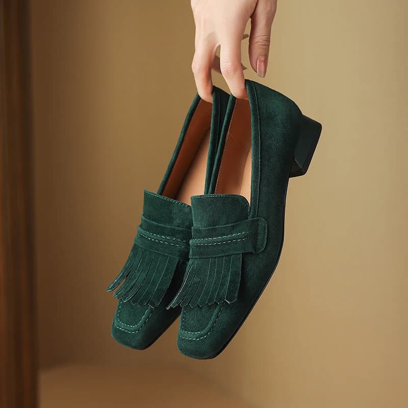 Scarpe da Donna Artigianali in Vera Pelle di Pecora Scamosciata, Mocassini con Nappine e Punta Quadrata