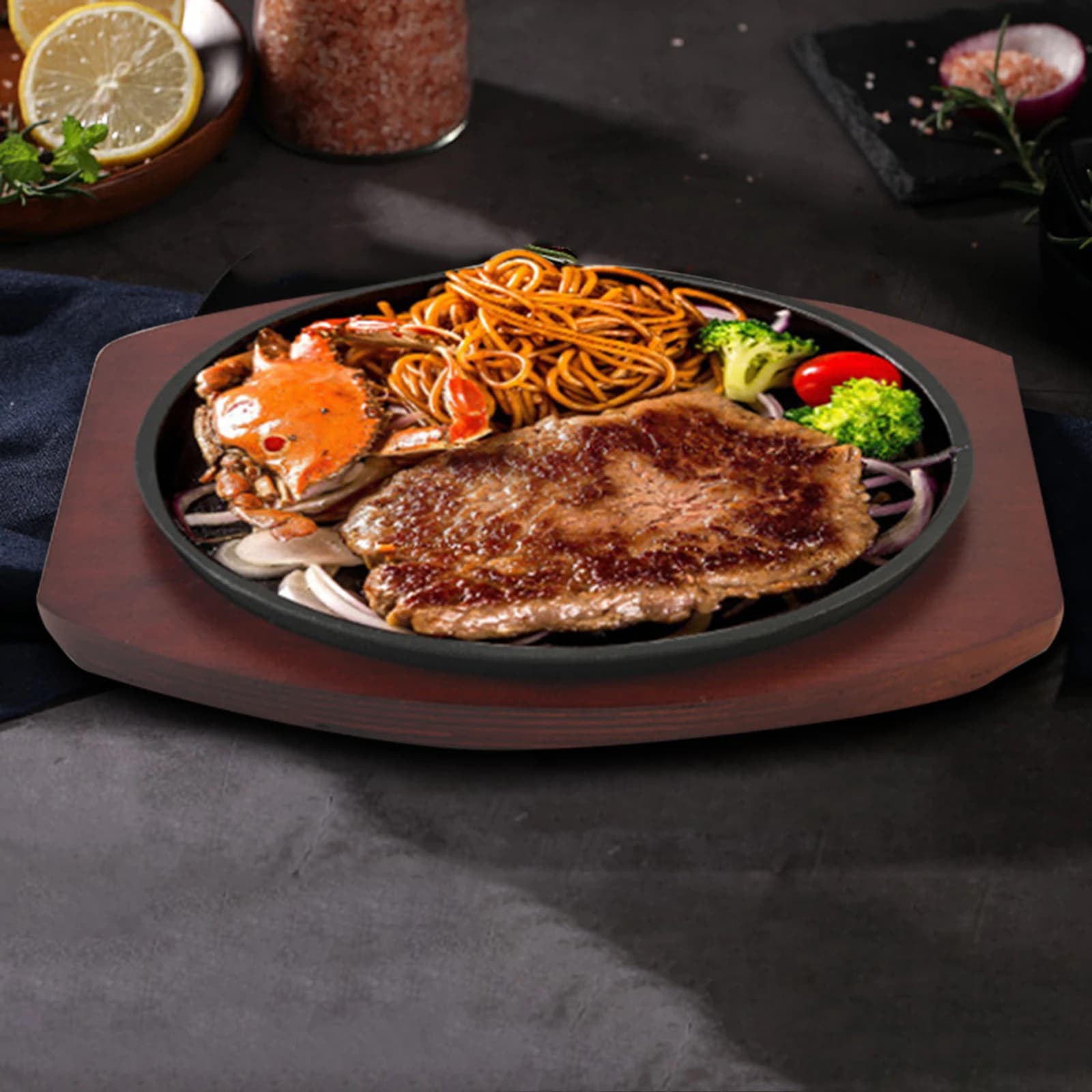 Piatto da bistecca di dimensioni personali con base in legno, carne frizzante