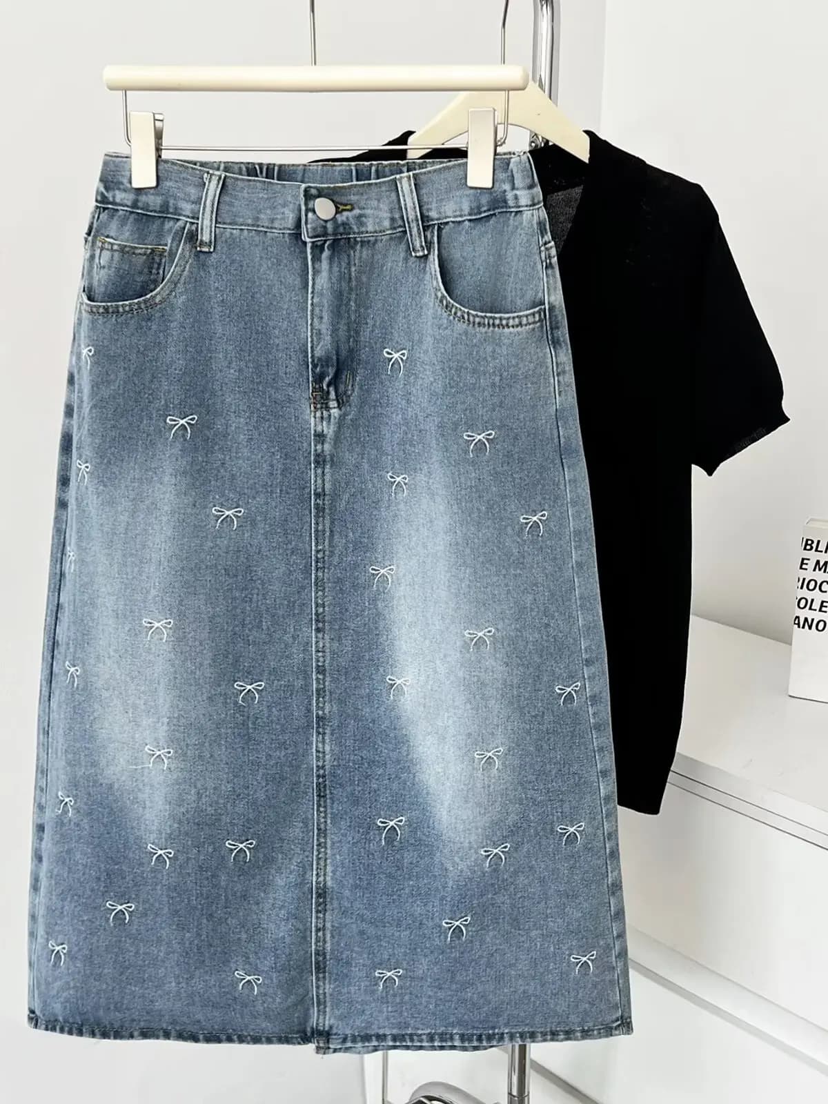 Gonna midi a vita alta a trapezio per taglie forti, in denim ricamato con nodo, snellente, a mezza lunghezza, per abbigliamento casual