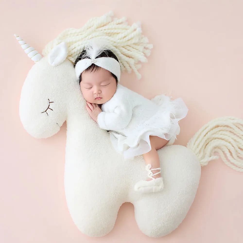 Accessori per Fotografia Neonati 0-1 Mese, Tema Cavallo Bianco, Completo in Maglia con Gonna e Cuscino a Forma di Bambola per Posa Fotografica