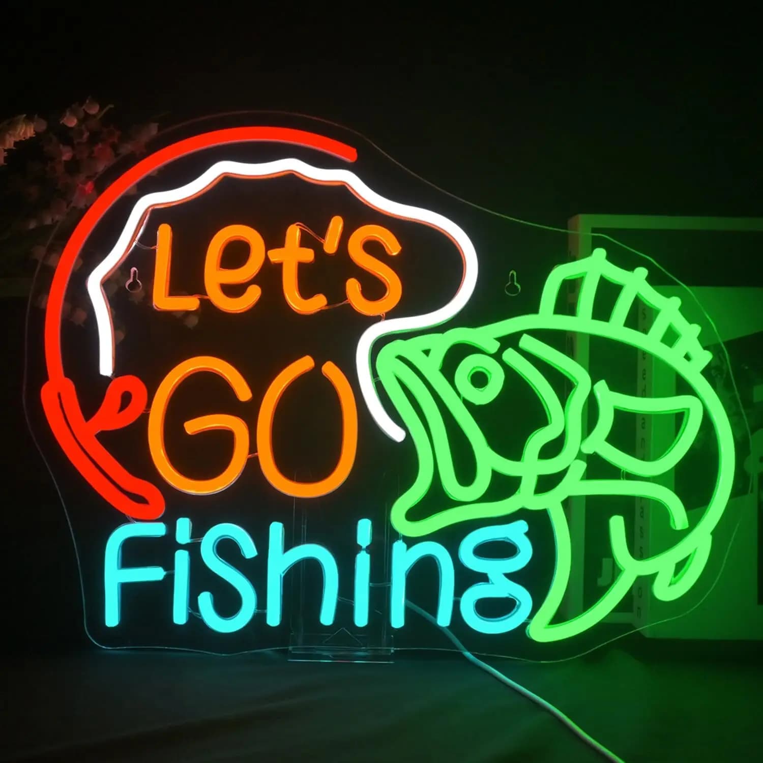 Insegna al neon 'Andiamo a Pescare', luce colorata romantica e sognante, calda e velata, ideale per appuntamenti