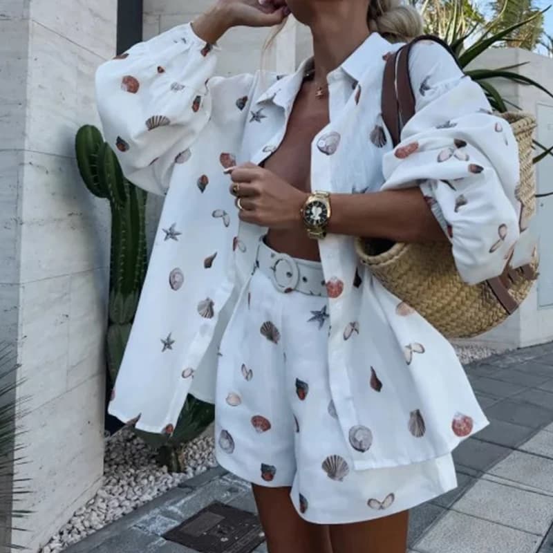 Abiti da spiaggia larghi Gruppo di pantaloni da donna Completo da donna con stampa di conchiglie Bottoni Camicetta a maniche lunghe e pantaloncini Set estivo elegante in due pezzi
