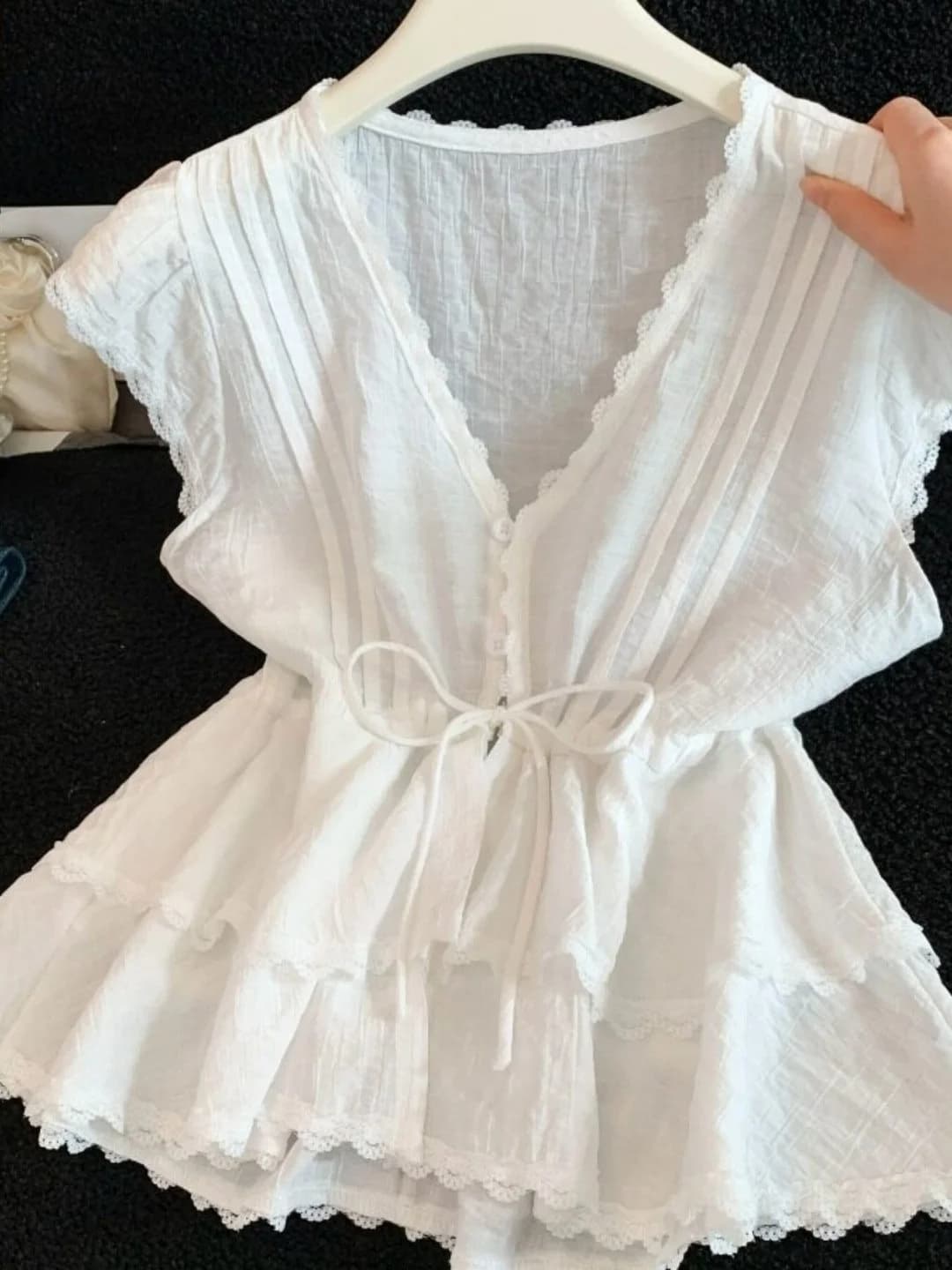 Camicia da donna estiva con maniche a volant, patchwork in pizzo, scollo a V, orlo snellente con cintura, design elegante, top con laccetti in vita, in fibra di poliestere