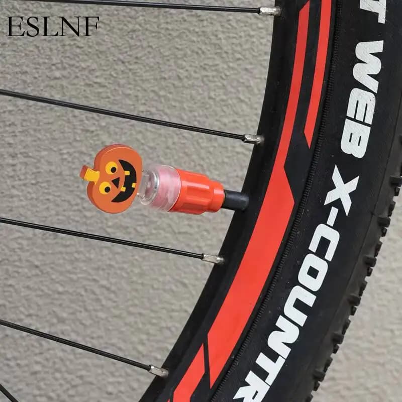 Luce per bicicletta con doppio sensore di luce e vibrazione, luce a forma di zucca di Halloween, luce per valvola pneumatico, luce per ruota di bicicletta e moto