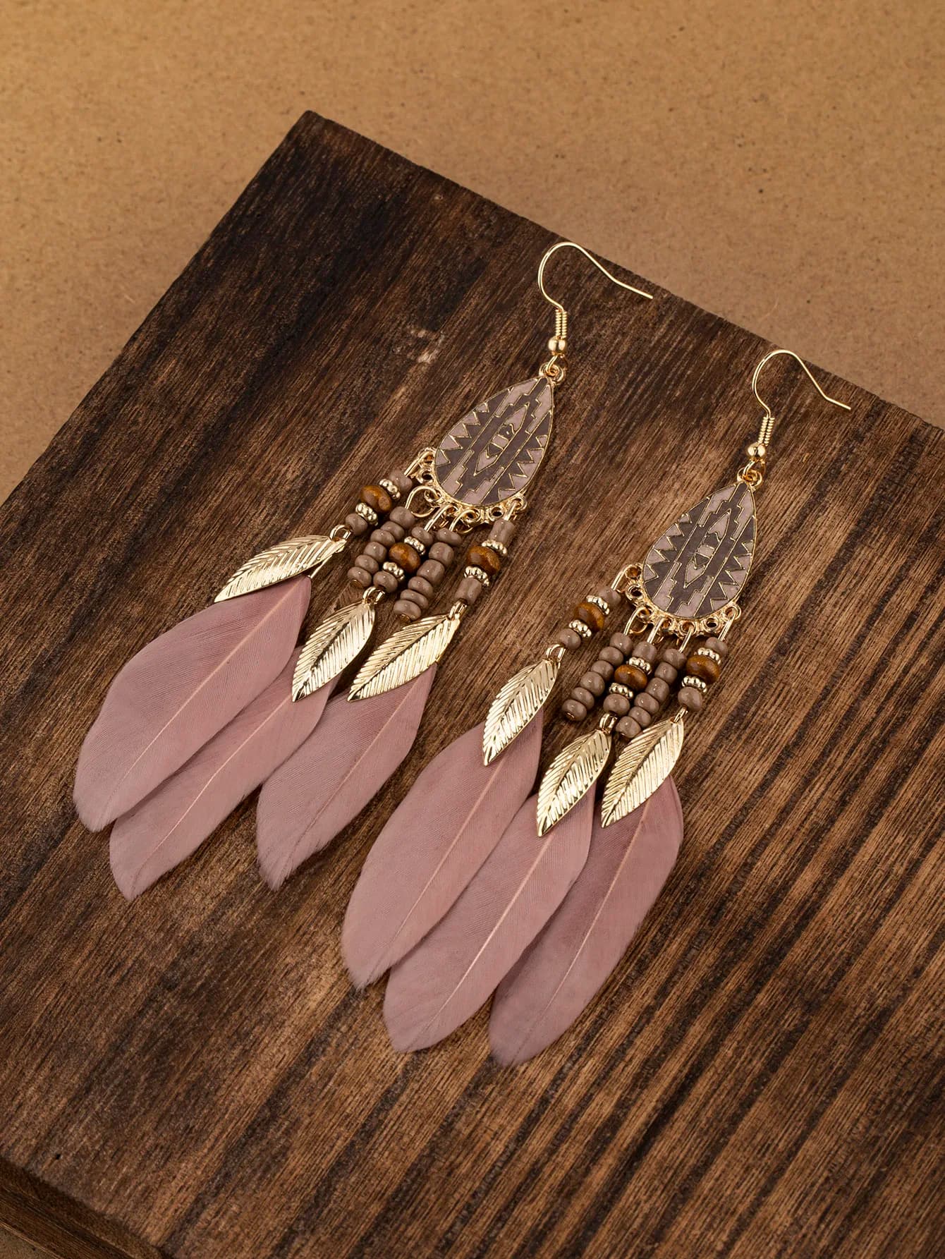 Orecchini pendenti Boho con piume, nappe di perline e ciondolo tribale per l'uso quotidiano da donna