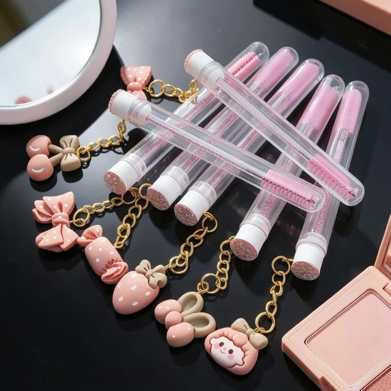 Simpatici applicatori portatili rosa a forma di portachiavi per mascara, spazzole per ciglia, strumenti monouso per la pulizia del trucco ed extension ciglia