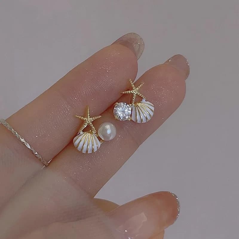 Earrings with small and graceful sea star shell for women, with asymmetrical rhinestones and imitated pearls, fashionable jewelry and sweets