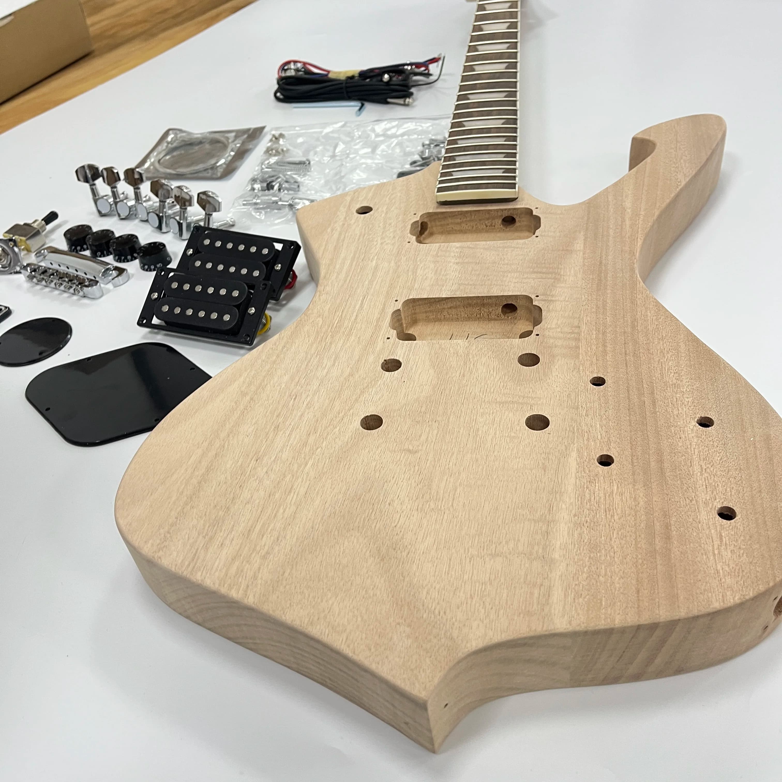 Kit Chitarra Elettrica Fai-da-Te a 6 Corde con Tastiera in Palissandro e Intarsi a Blocchi, Chitarra Elettrica in Mogano - Regalo a Tema Chitarra Spedizione Gratuita