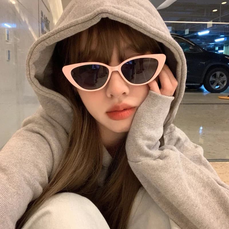 Trendy Retro Pink Lens Sunglasses Brown Tinted UV Protection Chic Premium Eyewear for Women Men Lightweight Fashion Shades for Daily Driving Outdoor Activities