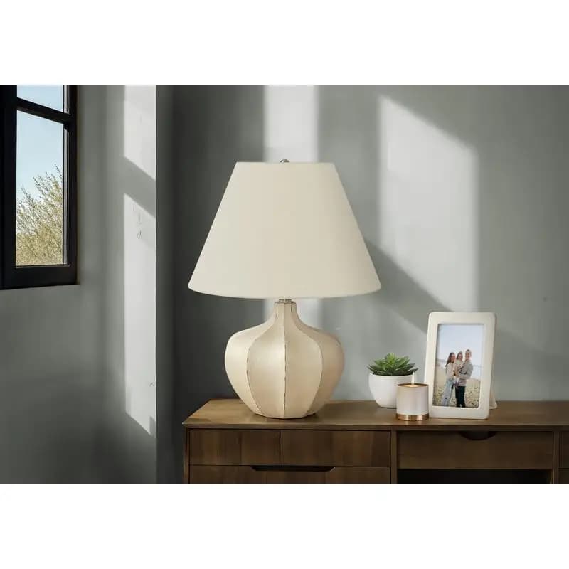 Lampada da tavolo transizione da 21", base in resina color crema, paralume avorio/crema