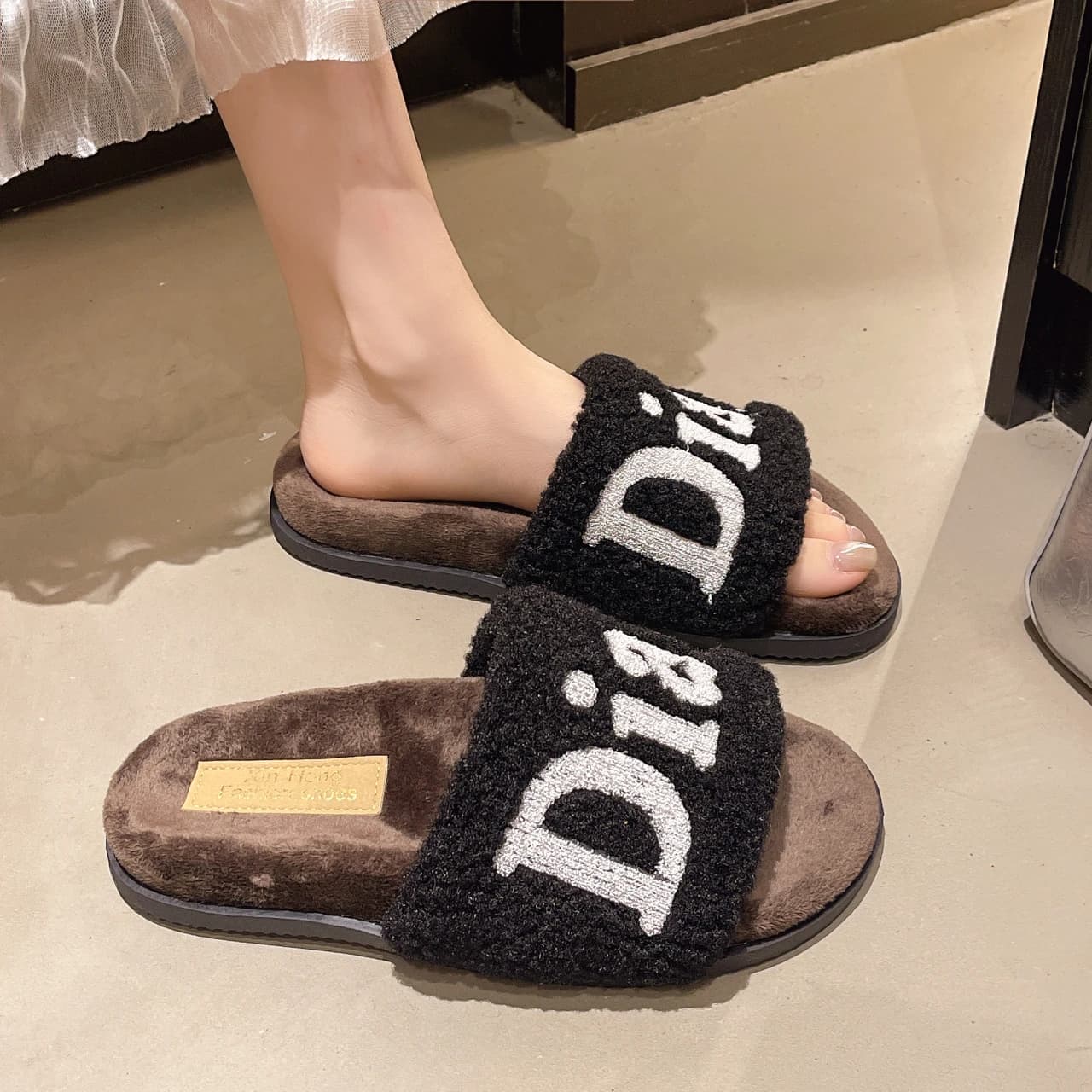 Scarpe di peluche alla moda da donna 2025 Autunno nuove pantofole di cotone antiscivolo per esterni comode scarpe casual con piattaforma per aumentare l'altezza