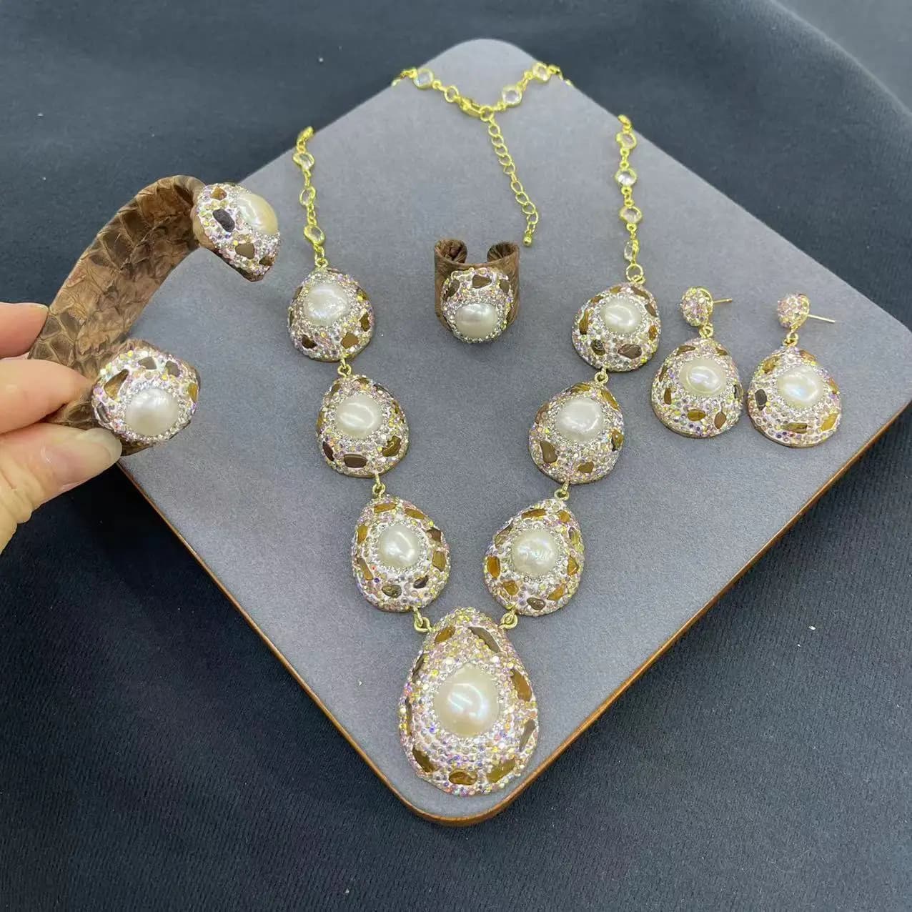 Set di Gioielli Barocchi con Perle d'Acqua Dolce, Collana, Bracciale, Orecchini e Anelli per Donne, Elegante Choker con Cristalli