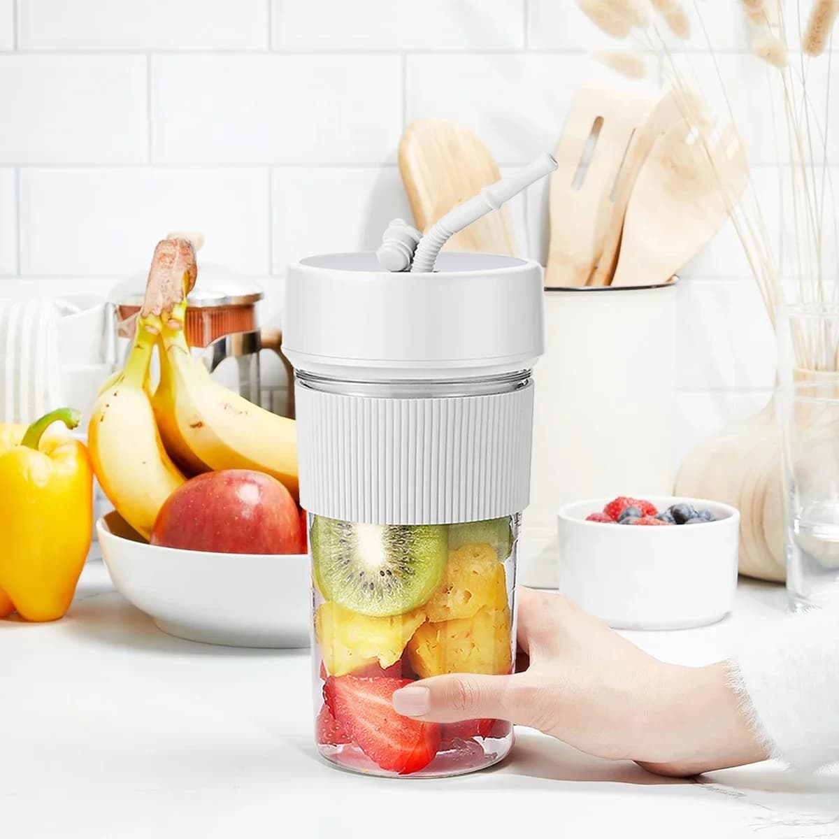 Portable blender for smoothies and smoothies, rechargeable electric blender to mix juicer for home, gym, office