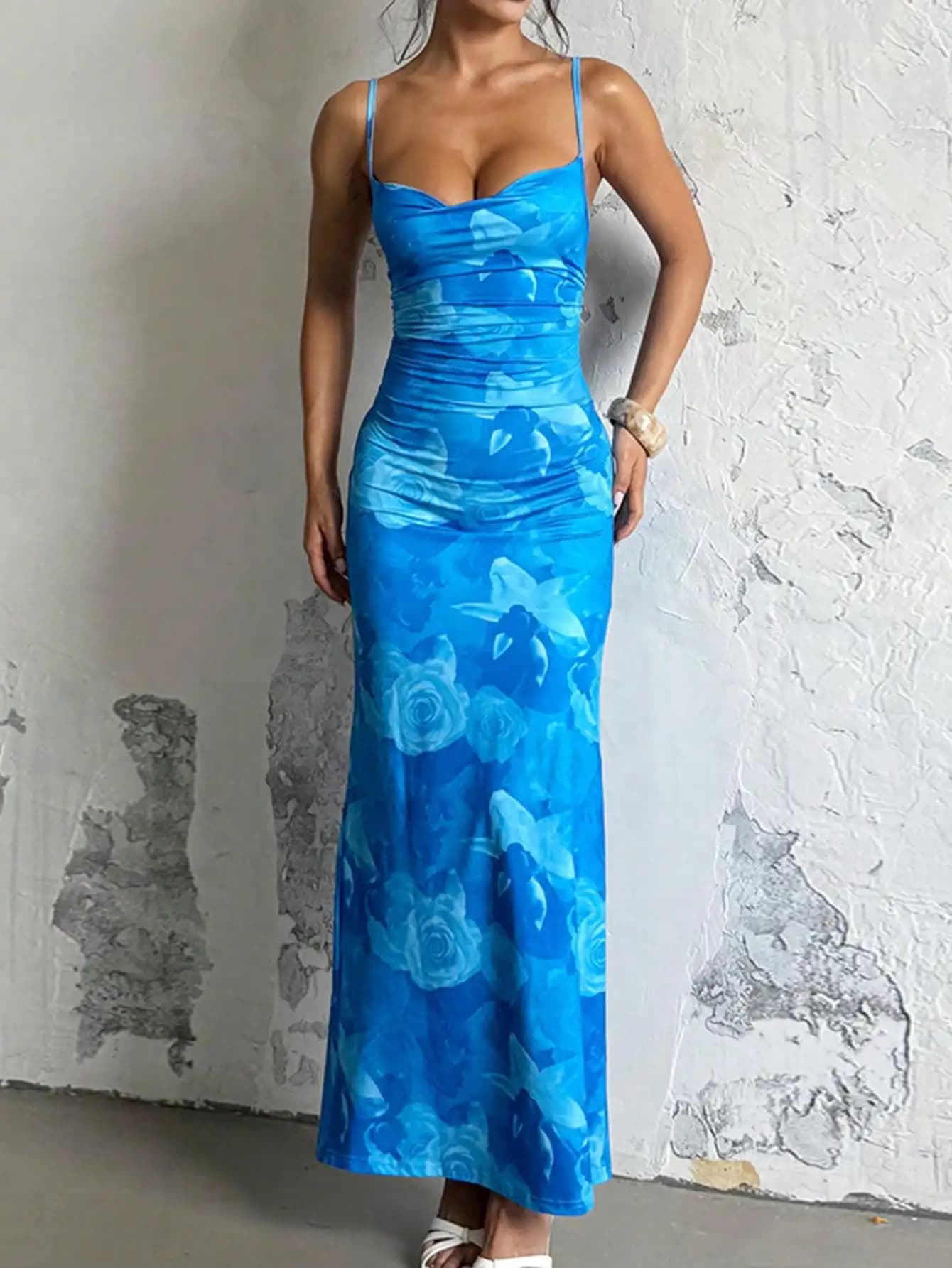 Abito lungo aderente con stampa floreale blu, arricciature e spalline sottili