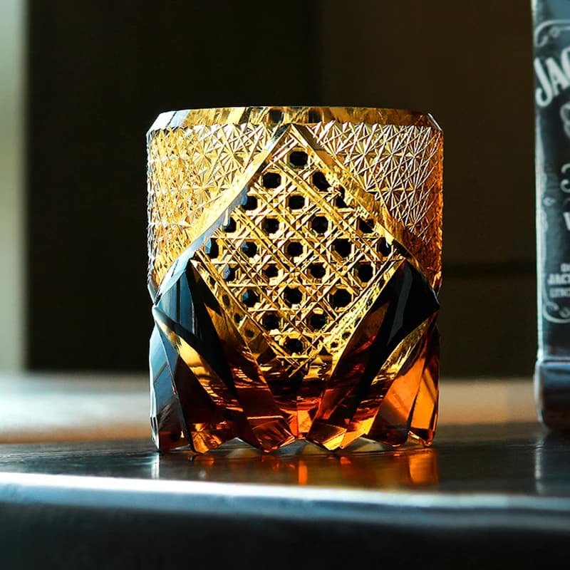 Armatura del guerriero nero giapponese Edo Kiriko Whisky Bicchiere di roccia Cristalli ambrati Tazza di whisky Bicchiere da vino di fascia alta Taglio a mano Brandy Snifter