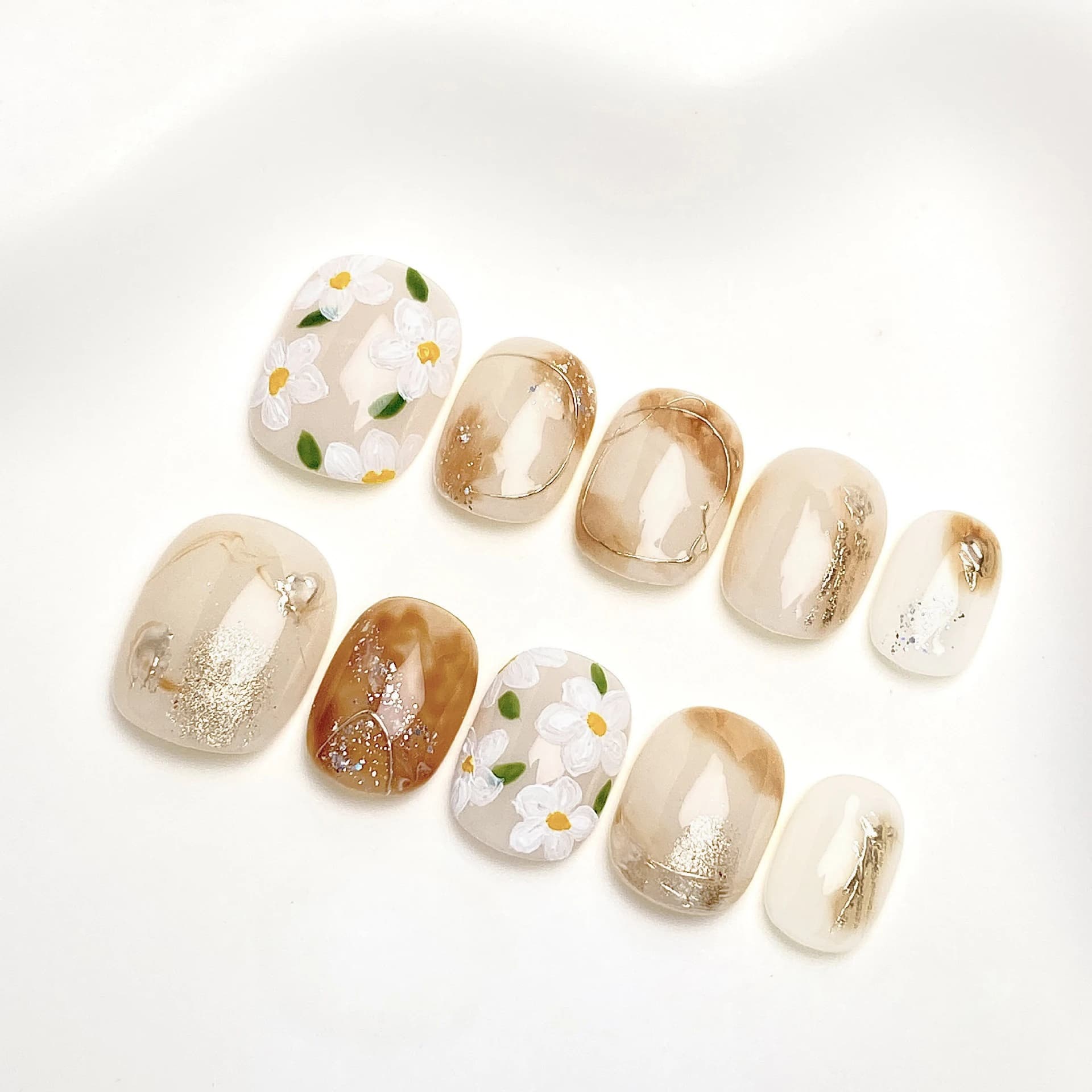 10 Pieces Fins Court and Leather Nails for Women, Floral Nail Art Hand-made with Glitter and Effect Cat Eye, Wearable Golden Nail Patch for Women and Girls